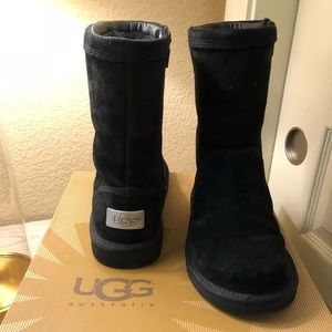 UGG Roslynn booties in black suede. 6.